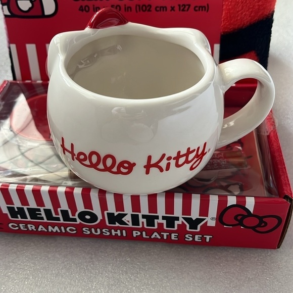 ๐ Hello Kitty Sushi Plate Set Throw Blanket and Mug Bundle Red White - Picture 6 of 12